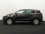 Kia Sportage 1.6 T-GDI GT-Line Bluetooth, Cruise control, Parkeersensor voor/achter, Rijstrooksensor, Winterpakket, Keyless entry Een ruime en luxe SUV met een sportieve uitstraling. Het interieur biedt veel comfort en ruimte, waardoor zowel korte als lange ritten prettig zijn. Dankzij de rijke GT-Line uitvoering is dez