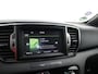 Kia Sportage 1.6 T-GDI GT-Line Bluetooth, Cruise control, Parkeersensor voor/achter, Rijstrooksensor, Winterpakket, Keyless entry Een ruime en luxe SUV met een sportieve uitstraling. Het interieur biedt veel comfort en ruimte, waardoor zowel korte als lange ritten prettig zijn. Dankzij de rijke GT-Line uitvoering is dez