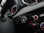 Kia Sportage 1.6 T-GDI GT-Line Bluetooth, Cruise control, Parkeersensor voor/achter, Rijstrooksensor, Winterpakket, Keyless entry Een ruime en luxe SUV met een sportieve uitstraling. Het interieur biedt veel comfort en ruimte, waardoor zowel korte als lange ritten prettig zijn. Dankzij de rijke GT-Line uitvoering is dez