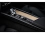 Volvo XC60 2.0 T6 Plug-in hybrid AWD Ultra Dark | SOH 100% | Panoramadak | Luchtvering | Trekhaak | Head-Up Display | 360° Camera | Harman/Kardon Audio | Sportstoelen | Lichtmetalen Velgen 20 inch | Elektrische Achterklep | Parkeersensoren