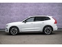 Volvo XC60 2.0 T6 Plug-in hybrid AWD Ultra Dark | SOH 100% | Panoramadak | Luchtvering | Trekhaak | Head-Up Display | 360° Camera | Harman/Kardon Audio | Sportstoelen | Lichtmetalen Velgen 20 inch | Elektrische Achterklep | Parkeersensoren