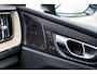 Volvo XC60 2.0 T6 Plug-in hybrid AWD Ultra Dark | SOH 100% | Panoramadak | Luchtvering | Trekhaak | Head-Up Display | 360° Camera | Harman/Kardon Audio | Sportstoelen | Lichtmetalen Velgen 20 inch | Elektrische Achterklep | Parkeersensoren