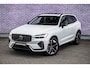 Volvo XC60 2.0 T6 Plug-in hybrid AWD Ultra Dark | SOH 100% | Panoramadak | Luchtvering | Trekhaak | Head-Up Display | 360° Camera | Harman/Kardon Audio | Sportstoelen | Lichtmetalen Velgen 20 inch | Elektrische Achterklep | Parkeersensoren