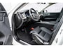 Volvo XC60 2.0 T6 Plug-in hybrid AWD Ultra Dark | SOH 100% | Panoramadak | Luchtvering | Trekhaak | Head-Up Display | 360° Camera | Harman/Kardon Audio | Sportstoelen | Lichtmetalen Velgen 20 inch | Elektrische Achterklep | Parkeersensoren