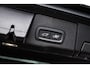 Volvo XC60 2.0 T6 Plug-in hybrid AWD Ultra Dark | SOH 100% | Panoramadak | Luchtvering | Trekhaak | Head-Up Display | 360° Camera | Harman/Kardon Audio | Sportstoelen | Lichtmetalen Velgen 20 inch | Elektrische Achterklep | Parkeersensoren