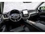 Volvo XC60 2.0 T6 Plug-in hybrid AWD Ultra Dark | SOH 100% | Panoramadak | Luchtvering | Trekhaak | Head-Up Display | 360° Camera | Harman/Kardon Audio | Sportstoelen | Lichtmetalen Velgen 20 inch | Elektrische Achterklep | Parkeersensoren