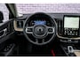 Volvo XC60 2.0 T6 Plug-in hybrid AWD Ultra Dark | SOH 100% | Panoramadak | Luchtvering | Trekhaak | Head-Up Display | 360° Camera | Harman/Kardon Audio | Sportstoelen | Lichtmetalen Velgen 20 inch | Elektrische Achterklep | Parkeersensoren