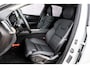 Volvo XC60 2.0 T6 Plug-in hybrid AWD Ultra Dark | SOH 100% | Panoramadak | Luchtvering | Trekhaak | Head-Up Display | 360° Camera | Harman/Kardon Audio | Sportstoelen | Lichtmetalen Velgen 20 inch | Elektrische Achterklep | Parkeersensoren