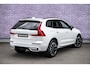 Volvo XC60 2.0 T6 Plug-in hybrid AWD Ultra Dark | SOH 100% | Panoramadak | Luchtvering | Trekhaak | Head-Up Display | 360° Camera | Harman/Kardon Audio | Sportstoelen | Lichtmetalen Velgen 20 inch | Elektrische Achterklep | Parkeersensoren