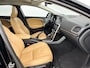 Volvo V40 Cross Country T3 Polar+ Luxury | 1E EIGENAAR | 18" Allseason | Exterior Styling Pack | Leder | Panoramadak | Parkeercamera | Keyless | Parkeerverwarming | Stoelverwarming | PDC V+A