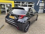 Toyota Yaris 1.5 Hybrid Executive Bi-Tone Pano All-in prijs!