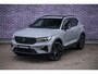 Volvo XC40 2.0 B4 Plus Black Edition | Trekhaak | Lichtmetalen Velgen 20 inch | Harman Kardon Audio | Panoramadak | 360 Graden Camera | Parkeersensoren | Keyless Entry | Elektrische Achterklep | Elektrisch Verstelbare Voorstoelen | Stoelverwarming | Google Navigatie | Apple Carplay | Android Auto