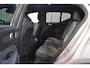 Volvo XC40 B4 197PK Plus Dark | Trekhaak | Getint Glas | Verwarmbare voorruit |