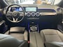 Mercedes-Benz EQB 300 4MATIC AMG LINE 67 KWH ADAPTIVE CRUISE CONTROL 360 CAMERA NAVIGATIE GLAZEN PANORAMA SCHUIF/KANTELDAK RIJSTROOKSENSOREN DODEHOEKSENSOREN KEYLESS GO. ZEER MOOI !!