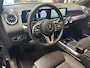 Mercedes-Benz EQB 300 4MATIC AMG LINE 67 KWH ADAPTIVE CRUISE CONTROL 360 CAMERA NAVIGATIE GLAZEN PANORAMA SCHUIF/KANTELDAK RIJSTROOKSENSOREN DODEHOEKSENSOREN KEYLESS GO. ZEER MOOI !!