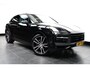 Porsche Cayenne 3.0 E-HYBRID 469PK / NAVI / LEDER / CLIMA / LED-MATRIX / 1E EIGENAAR / ORG. NL / BTW AUTO / PANO. DAK / 22" LMV / SOFT-CLOSE / SPORT CHRONO / BOSE / ACHTERASBESTURING / RACE-TEX CARBON STUURWIEL / SPORT UITLAAT !!
