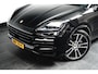 Porsche Cayenne 3.0 E-HYBRID 469PK / NAVI / LEDER / CLIMA / LED-MATRIX / 1E EIGENAAR / ORG. NL / BTW AUTO / PANO. DAK / 22" LMV / SOFT-CLOSE / SPORT CHRONO / BOSE / ACHTERASBESTURING / RACE-TEX CARBON STUURWIEL / SPORT UITLAAT !!