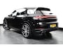 Porsche Cayenne 3.0 E-HYBRID 469PK / NAVI / LEDER / CLIMA / LED-MATRIX / 1E EIGENAAR / ORG. NL / BTW AUTO / PANO. DAK / 22" LMV / SOFT-CLOSE / SPORT CHRONO / BOSE / ACHTERASBESTURING / RACE-TEX CARBON STUURWIEL / SPORT UITLAAT !!