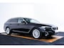 BMW 5-Serie Touring 520d xDrive High Executive Luxury Line - Trekhaak - Panoramadak - zonneschermen - Getinte ruiten - Parking Assistant - BMW Live Cockpit Professional - Elektrisch verwarmde voorstoelen -