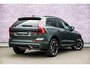 Volvo XC60 2.0 T6 Plug-in hybrid AWD Ultra Dark | SOH 100% | Luchtvering | Trekhaak | Head Up Display | Adaptieve Cruise Control | 360 Camera | Donker Glas |