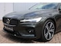 Volvo V60 2.0 B4 R-Design | Harman/Kardon premium audio | Panoramadak | Rondomzicht camera | Elektrisch verstelbare stoelen met geheugen |Head up display| Parkeerverwarming| 19 Inch Lichtmetalen velgen.