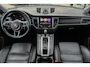 Porsche Macan 2.0 T 252pk Panoramadak Luchtvering Sport chrono 18-weg Sportstoelen Trekhaak elektrisch 21" LMV