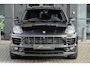 Porsche Macan 2.0 T 252pk Panoramadak Luchtvering Sport chrono 18-weg Sportstoelen Trekhaak elektrisch 21" LMV
