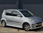 Daihatsu Sirion 2 1.3-16V Comfort - AIRCO - EL. RAMEN + SPIEGELS - ACHTERSPOILER - SIDESKIRTS - LM VELGEN - STUURBEKRACHTIGING - CPV - NAP - NL AUTO - NIEUWE APK BIJ AFLEVERING -