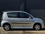 Daihatsu Sirion 2 1.3-16V Comfort - AIRCO - EL. RAMEN + SPIEGELS - ACHTERSPOILER - SIDESKIRTS - LM VELGEN - STUURBEKRACHTIGING - CPV - NAP - NL AUTO - NIEUWE APK BIJ AFLEVERING -