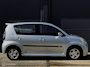 Daihatsu Sirion 2 1.3-16V Comfort - APK TM 16-09-2027 - AIRCO - EL. RAMEN + SPIEGELS - ACHTERSPOILER - SIDESKIRTS - LM VELGEN - STUURBEKRACHTIGING - CPV - NAP - NL AUTO -