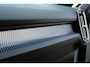 Volvo XC40 B4 Plus Black Edition | Panoramadak | Trekhaak | Verwarmbare voorstoelen, stuurwiel en voorruit | 360 graden camera | Premium audio by Harman Kardon | Apple carplay/Android auto