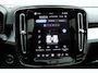 Volvo XC40 B4 Plus Black Edition | Panoramadak | Trekhaak | Verwarmbare voorstoelen, stuurwiel en voorruit | 360 graden camera | Premium audio by Harman Kardon | Apple carplay/Android auto