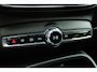 Volvo XC40 B4 Plus Black Edition | Panoramadak | Trekhaak | Verwarmbare voorstoelen, stuurwiel en voorruit | 360 graden camera | Premium audio by Harman Kardon | Apple carplay/Android auto