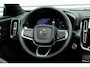 Volvo XC40 B4 Plus Black Edition | Panoramadak | Trekhaak | Verwarmbare voorstoelen, stuurwiel en voorruit | 360 graden camera | Premium audio by Harman Kardon | Apple carplay/Android auto