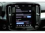 Volvo XC40 B4 Plus Black Edition | Panoramadak | Trekhaak | Verwarmbare voorstoelen, stuurwiel en voorruit | 360 graden camera | Premium audio by Harman Kardon | Apple carplay/Android auto