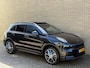 Lynk & Co 01 1.5 PHEV 261pk | Rolhoes | Zwarte hemel | 360 camera | Panoramadak | Adaptieve cruise | Lane assist | Dodehoekdetectie | Sfeerverlichting | Stoelverwarming | Keyless | DAB | LED | Apple CarPlay / Android Auto | Navigatie | Elektrische achterklep | Volledig dealeronderhouden | Fabrieksgarantie