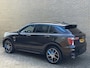 Lynk & Co 01 1.5 PHEV 261pk | Rolhoes | Zwarte hemel | 360 camera | Panoramadak | Adaptieve cruise | Lane assist | Dodehoekdetectie | Sfeerverlichting | Stoelverwarming | Keyless | DAB | LED | Apple CarPlay / Android Auto | Navigatie | Elektrische achterklep | Volledig dealeronderhouden | Fabrieksgarantie