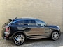 Lynk & Co 01 1.5 PHEV 261pk | Rolhoes | Zwarte hemel | 360 camera | Panoramadak | Adaptieve cruise | Lane assist | Dodehoekdetectie | Sfeerverlichting | Stoelverwarming | Keyless | DAB | LED | Apple CarPlay / Android Auto | Navigatie | Elektrische achterklep | Volledig dealeronderhouden | Fabrieksgarantie