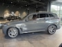 BMW X5 xDrive50e | DRAVITGRAU | ACHTERAS BESTURING | PANORAMADAK | TREKHAAK | SOFTCLOSE | STOELVENTILATIE | STOELVERWARMING | HARMAN KARDON | INTEGRAL ACTIVE STEERING | STOELMASSAGE | MEMORY | NL AUTO |