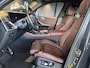 BMW X5 xDrive50e | DRAVITGRAU | ACHTERAS BESTURING | PANORAMADAK | TREKHAAK | SOFTCLOSE | STOELVENTILATIE | STOELVERWARMING | HARMAN KARDON | INTEGRAL ACTIVE STEERING | STOELMASSAGE | MEMORY | NL AUTO |