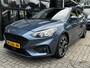 Ford Focus Wagon 1.0 125 PK ST Line | TREKHAAK| STOEL, STUUR EN VOORRUITVERWARMING| 18" LM-VELGEN| NAVIGATIE + APPLE CARPLAY/ANDROID AUTO| KEYLESS ENTRY & START| PARKEERSENSOREN ACHTER| DEALER ONDERHOUDEN|