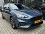 Ford Focus Wagon 1.0 125 PK ST Line | TREKHAAK| STOEL, STUUR EN VOORRUITVERWARMING| 18" LM-VELGEN| NAVIGATIE + APPLE CARPLAY/ANDROID AUTO| KEYLESS ENTRY & START| PARKEERSENSOREN ACHTER| DEALER ONDERHOUDEN|