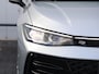 Volkswagen Passat Variant 1.5 eHybrid R-Line Edition 272 pk | Lederen bekleding | Trekhaak | Adaptieve onderstelregeling | Panoramadak | Alcantara dakhemel | Matrix led koplampen | 19 inch lichtmetalen wielen |