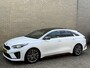 Kia ProCeed 1.6 T-GDI 204pk GT-line Automaat | Panoramadak | Trekhaak afneembaar | Camera | Adaptieve cruise | Lane assist | Apple CarPlay / Android Auto | Stoel&stuurverwarming | JBL sound | 18 inch velgen | Half leder | Keyless | LED | DAB | Volledig onderhouden