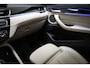 BMW X1 sDrive20i High Executive Edition | PANORAMADAK | HEAD UP | LEDER | HARMAN KARDON | DAB | TREKHAAK | 19"