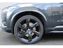 Volvo XC90 2.0 T8 Twin Engine AWD Inscription Intro Edition | Volledig Dealer Onderhouden | 22' Inch Velgen | Trekhaak | Luxe Lederen Interieur | Voorstoelen Ventilerend + Verwarmend | Stuurwiel Verwarmend | Voorstoelen Masserend | Electronic Climate Controle | Elektrisch Glazen Panorama-dak | Navigatiesysteem Full Map + Hard Disk | Rondomzicht 360 Graden Camera |