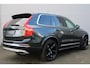Volvo XC90 2.0 T8 Twin Engine AWD Inscription Intro Edition | Volledig Dealer Onderhouden | 22' Inch Velgen | Trekhaak | Luxe Lederen Interieur | Voorstoelen Ventilerend + Verwarmend | Stuurwiel Verwarmend | Voorstoelen Masserend | Electronic Climate Controle | Elektrisch Glazen Panorama-dak | Navigatiesysteem Full Map + Hard Disk | Rondomzicht 360 Graden Camera |