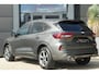 Ford Kuga 2.5 PHEV ST-Line | 243PK | Winterpakket | ACC | Camera | 2100KG | Kortom: een zeer complete, krachtige en moderne Kuga ST-Line met slechts 15 km, 243 pk, plug-in hybride techniek en maar liefst 2.100 kg trekgewicht. Een bijzonder interessante combinatie van