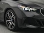 BMW 5-Serie Touring 530e 300 PK | Leder | Harman/ Kardon | M-Sportpakket | Wegklapbare Trekhaak | 360 Camera | Side Assist | Head-Up Display | Stoelverwarming & Verkoeling |