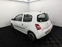 Renault Twingo 1.2-16V Authentique Inruilauto’s tegen vaste prijzen. Voor meer info: 0638140850 Bij de verkoop van gebruikte voertuigen door CD-Cars wordt geen standaard garantie verstrekt. De koper aanvaardt het voertuig in de staat waarin het zich bevindt op het moment van aankoop